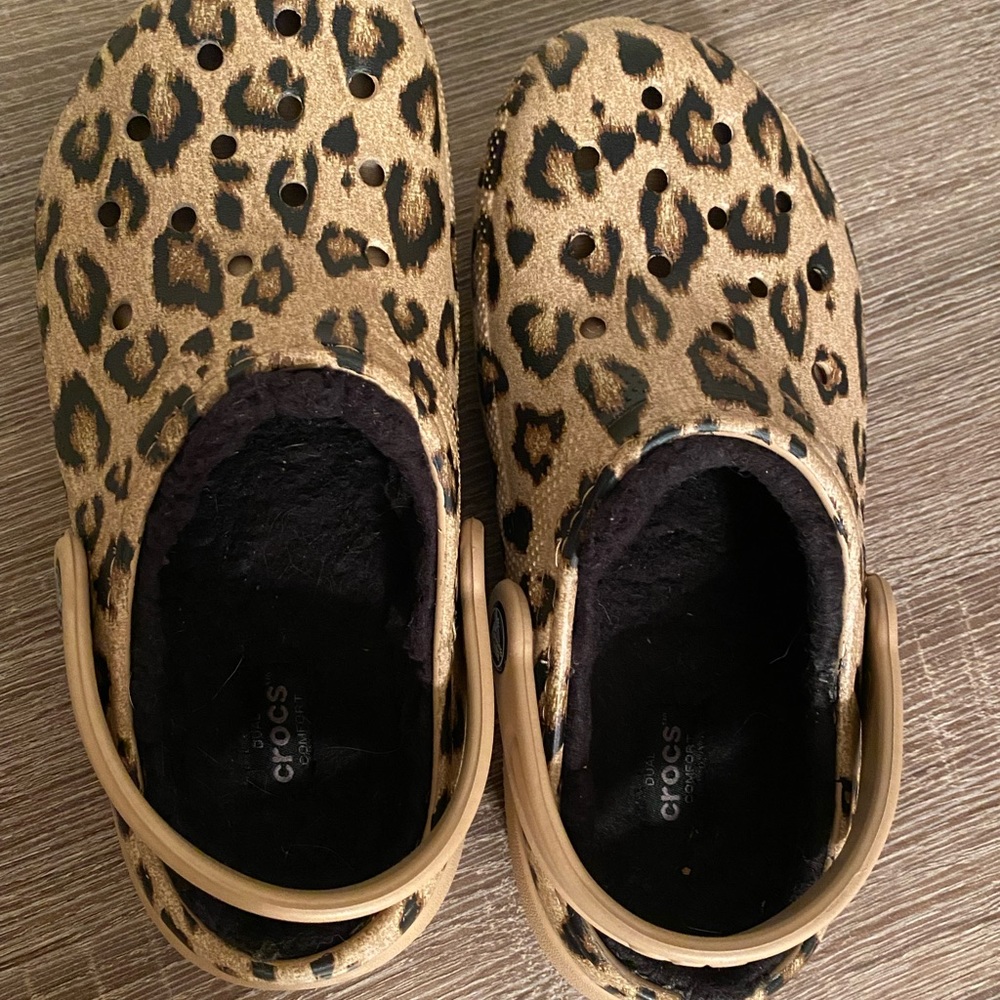 Crocs fur lined cheetah print size 2 kids